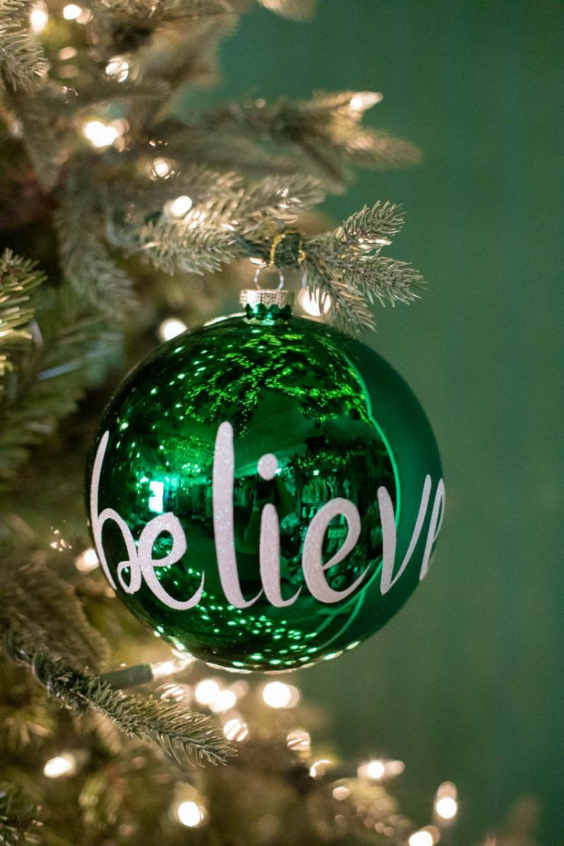 Ornaments | 15 Cm "Believe" Shiny Ball Ornament Red/Green Ornaments Ornaments